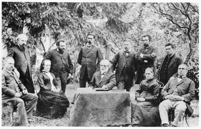 Jean-Baptiste Andre Godin (1817-88) junto con los miembros de la primera reunión gestionando el Familisterio de Guisa, 1885 de French Photographer